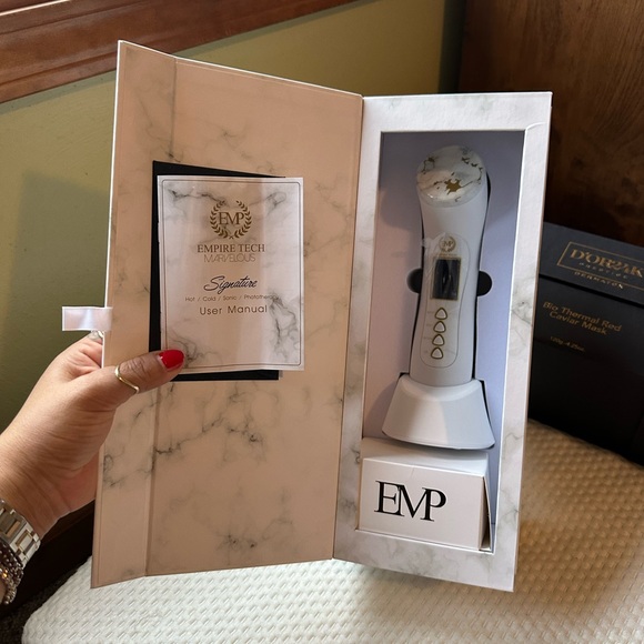 Marvelous Signature Skincare System - White and Gold - Picture 4 of 14